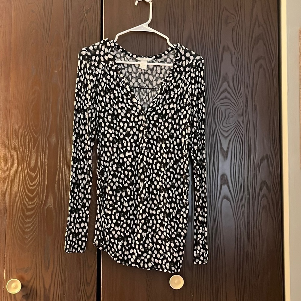H&M mama black and white patterned top. Long sleeves. Size Small.